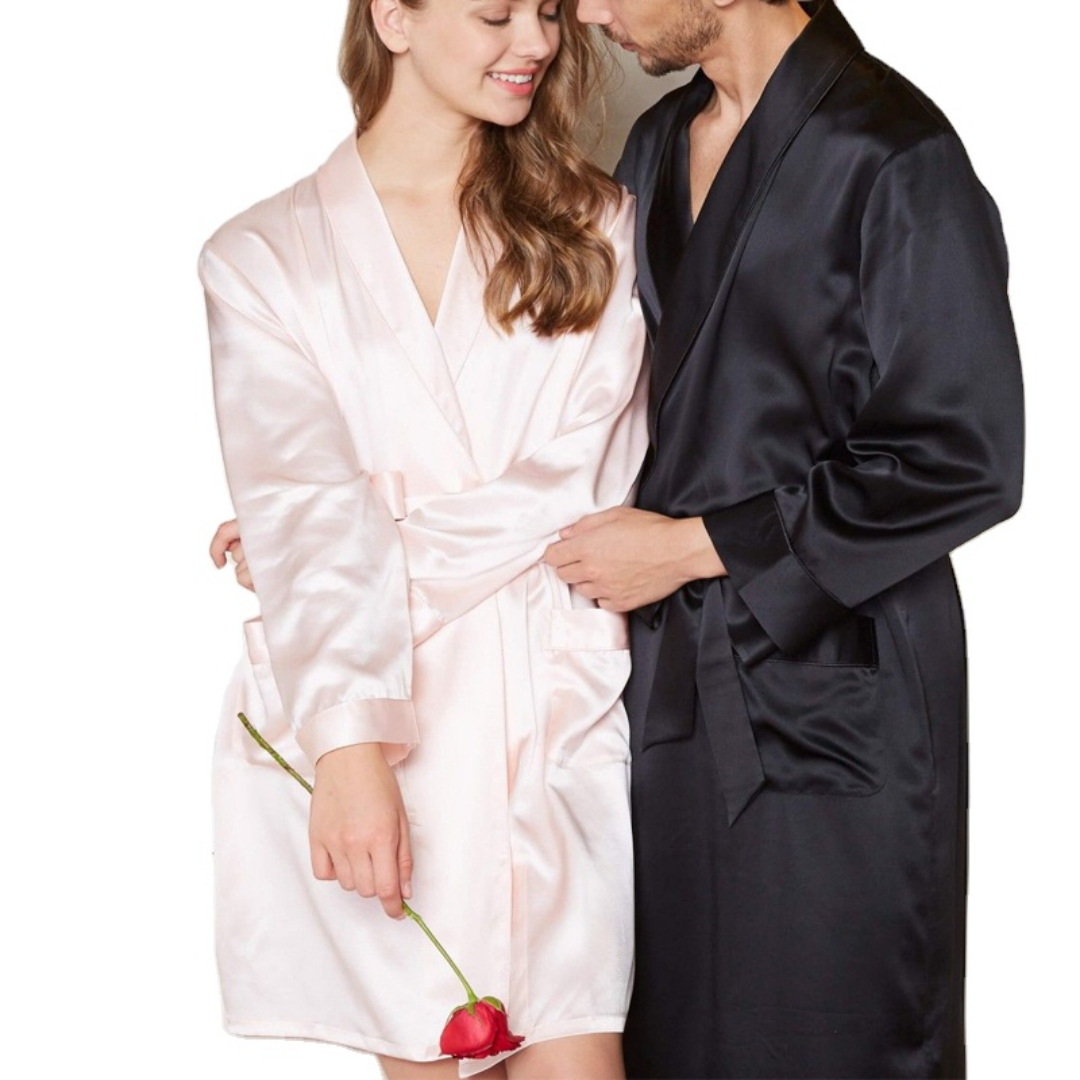PACK BATAS SATIN BLANCA Y NEGRA PARA PAREJAS – Elegancia, complicidad y confort en cada momento