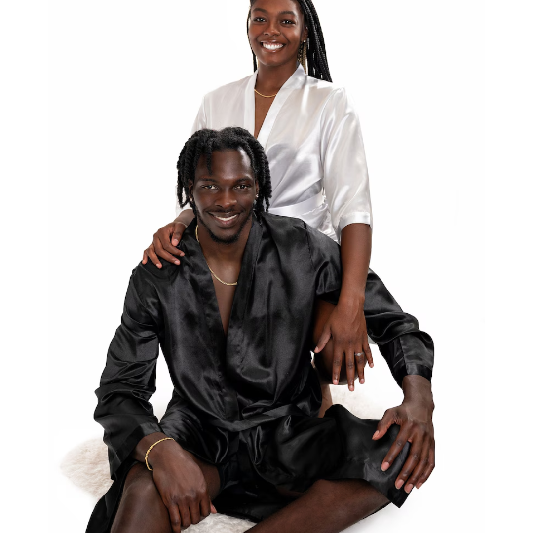 PACK BATAS SATIN BLANCA Y NEGRA PARA PAREJAS – Elegancia, complicidad y confort en cada momento